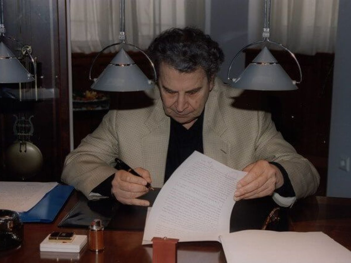«Μίκης Θεοδωράκης, η μνήμη στην ψηφιακή εποχή» | Περιοδεύουσα έκθεση για τον μεγάλο συνθέτη στο Μουσείο Ελιάς και Ελληνικού Λαδιού στη Σπάρτη