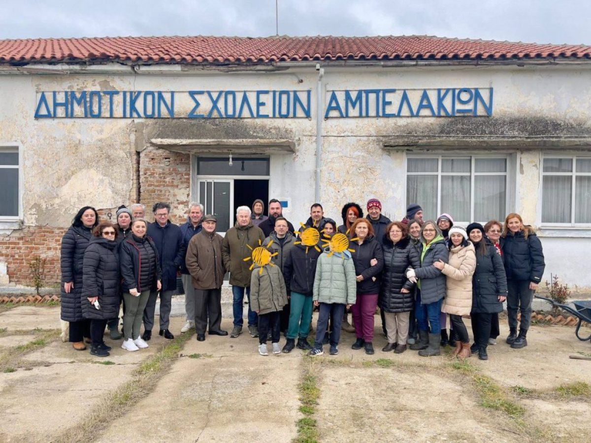 Μικροί και μεγάλοι φύτεψαν 31 δεντράκια στο σχολείο Αμπελακίων!