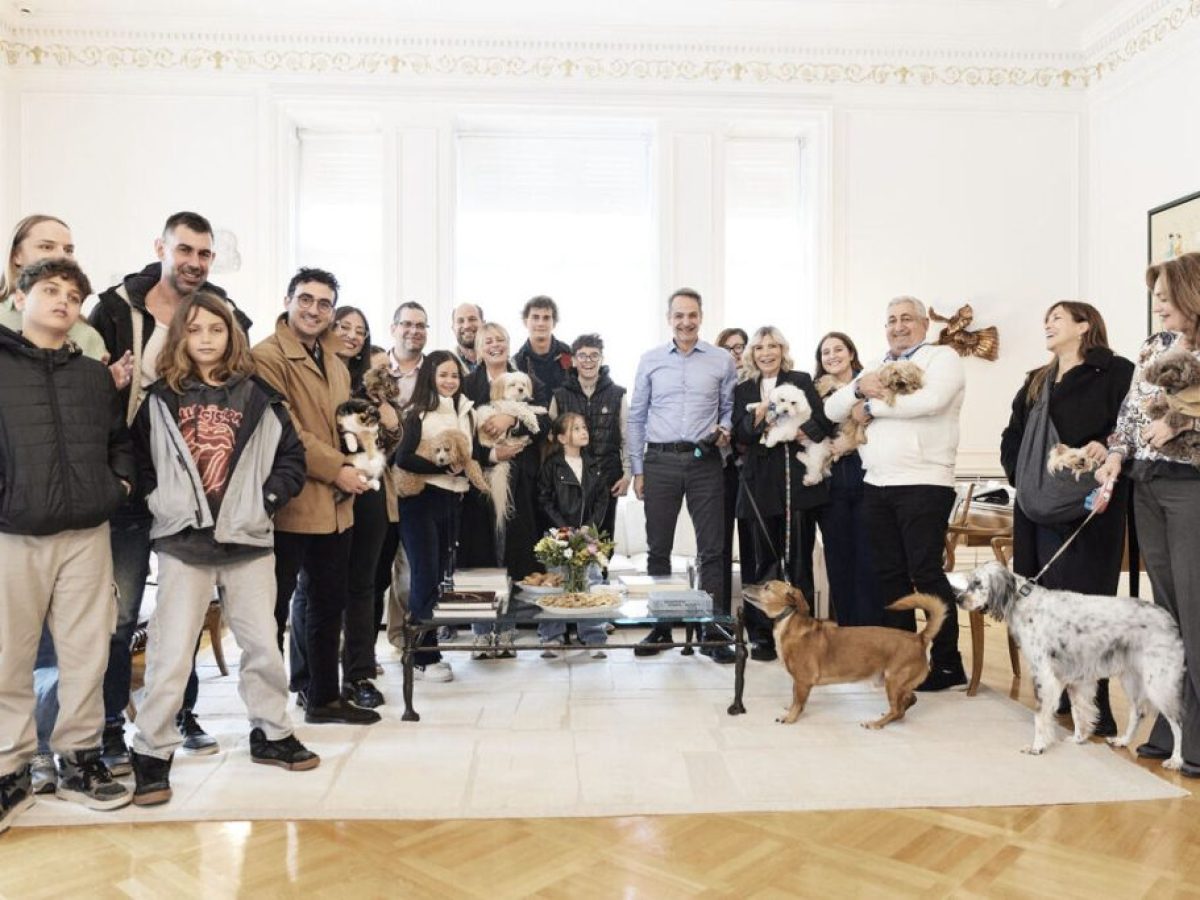 Μητσοτάκης υποδέχεται Έλληνες επαναπατρισθέντες με τα κατοικίδιά τους: Δημιουργώντας προηγούμενο