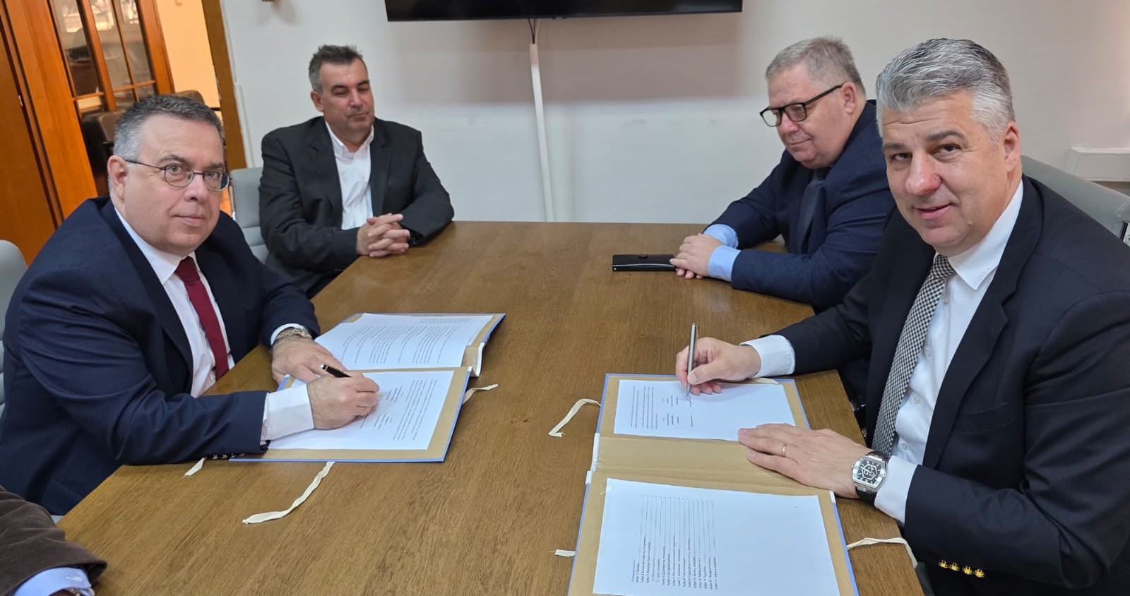 mnimonio-sinergasias-ipegrapsan-o-periferiarchis