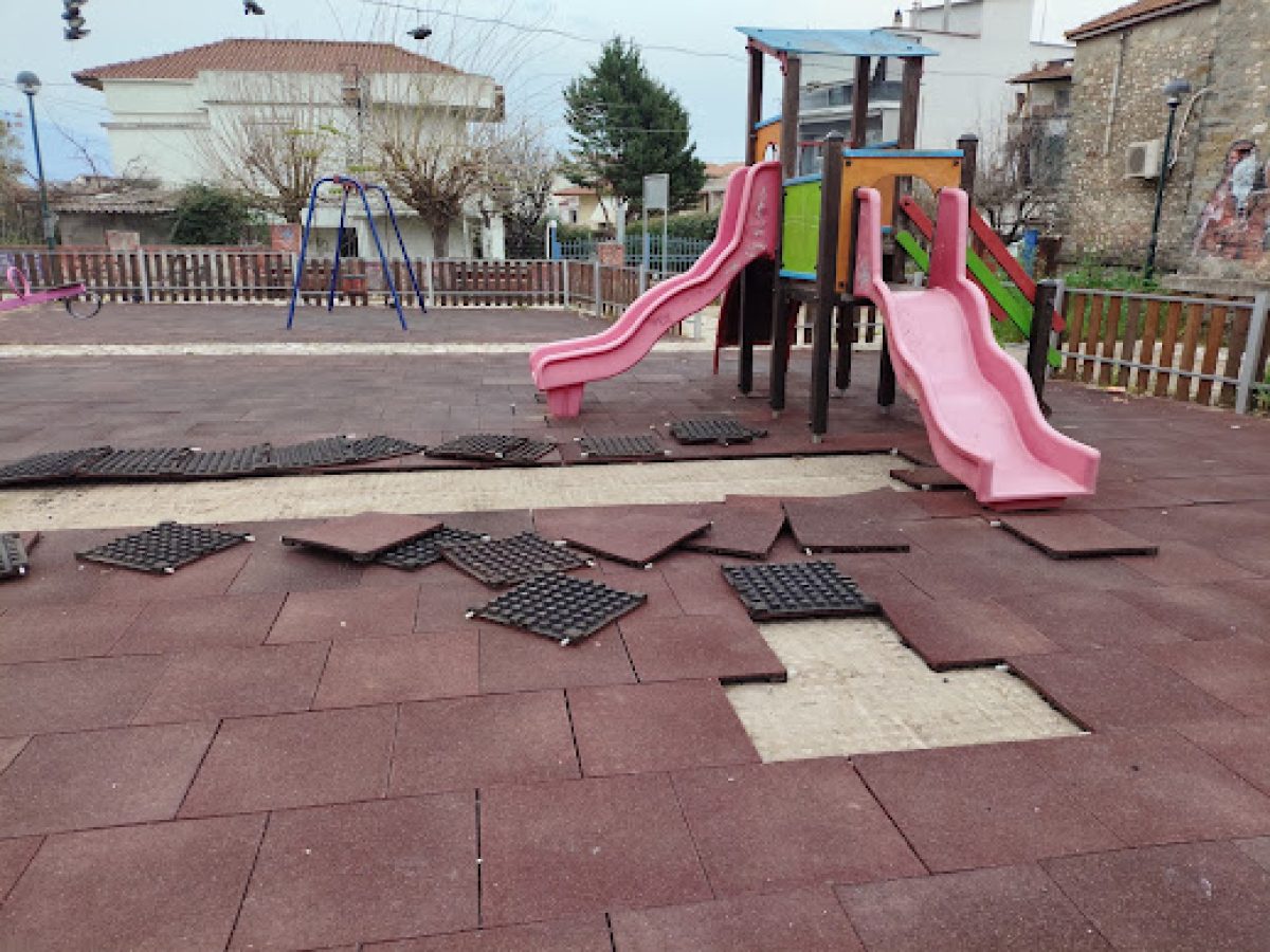 Νέοι βανδαλισμοί στην παιδική χαρά στο Παναιτώλιο