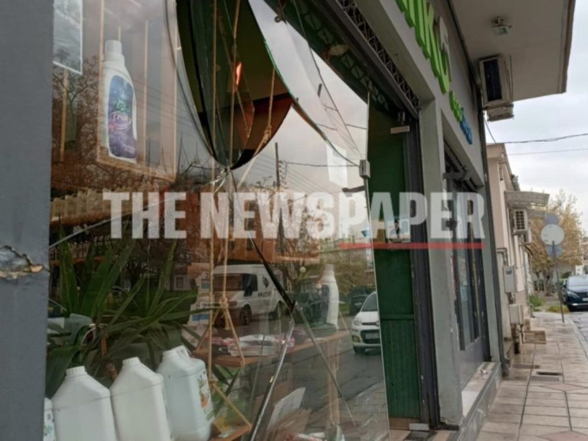 Νέο «χτύπημα» διαρρηκτών σε κατάστημα της πόλης: Διέλυσαν την τζαμαρία για ένα…πακέτο τσιγάρων [εικόνες]