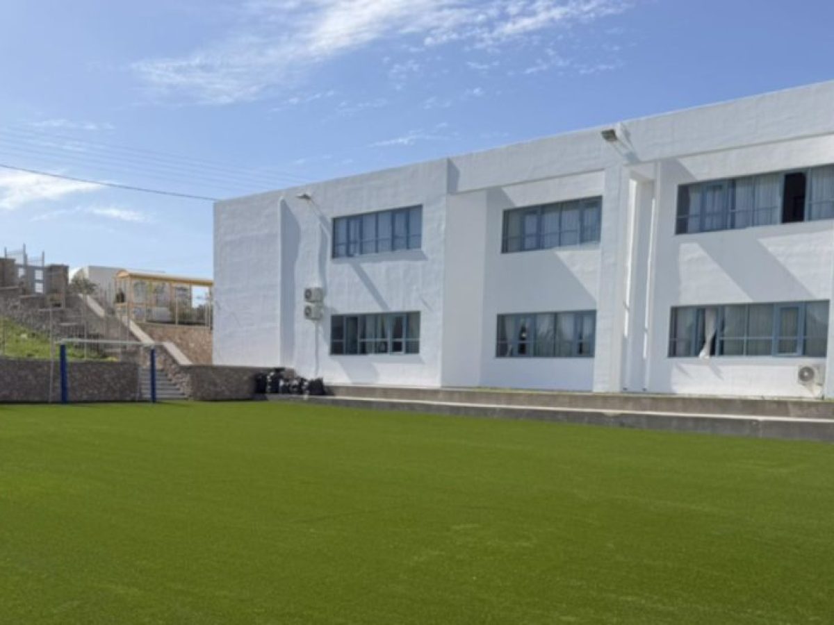 Νέος χλοοτάπητας στο γήπεδο ποδοσφαίρου του ΕΠΑΛ Θήρας