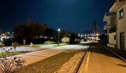 neos-fotismos-stin-platia-chormova