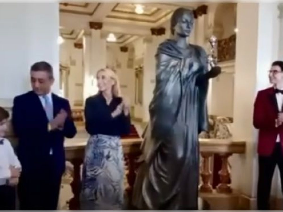 Νίκος Φλώρος | Το γλυπτό με τη μορφή της Μαρίας Κάλλας ταξίδεψε στη Βραζιλία! (vd)
