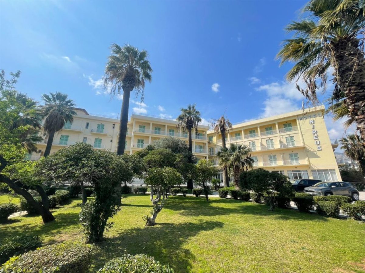 Νηρέας: Η ιστορία του ξενοδοχείου στη Νέα Μάκρη όπου γίνονται τα γυρίσματα με τον Μπραντ Πιτ