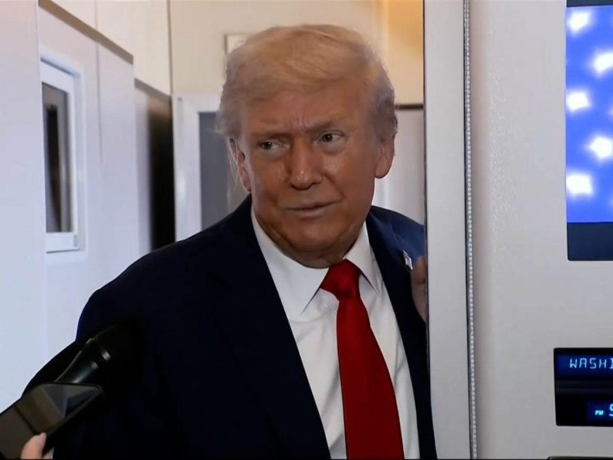 Ντόναλντ Τραμπ: «Αναρωτιέμαι τι θα γίνει αν αποσυρθούμε από τα Στενά του Ορμούζ»