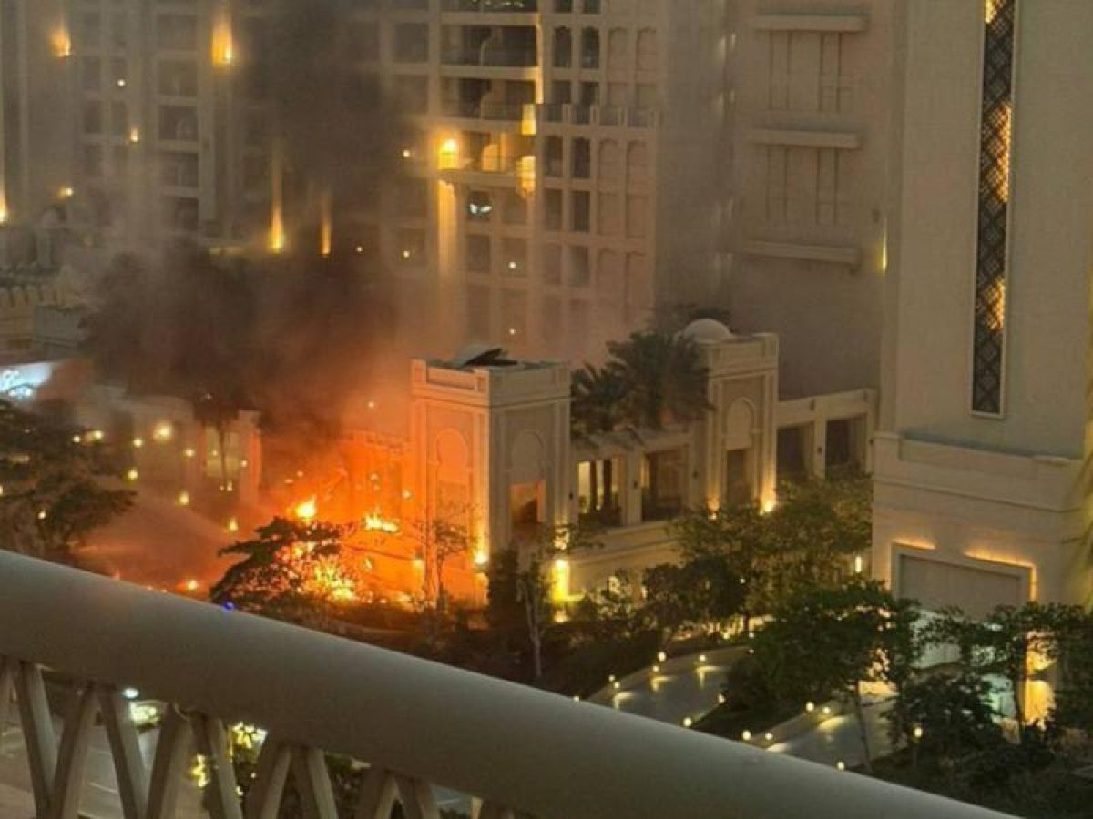 Ντουμπάι: Στις φλόγες το Μπουρτζ Αλ Αράμπ μετά από χτύπημα ιρανικού drone