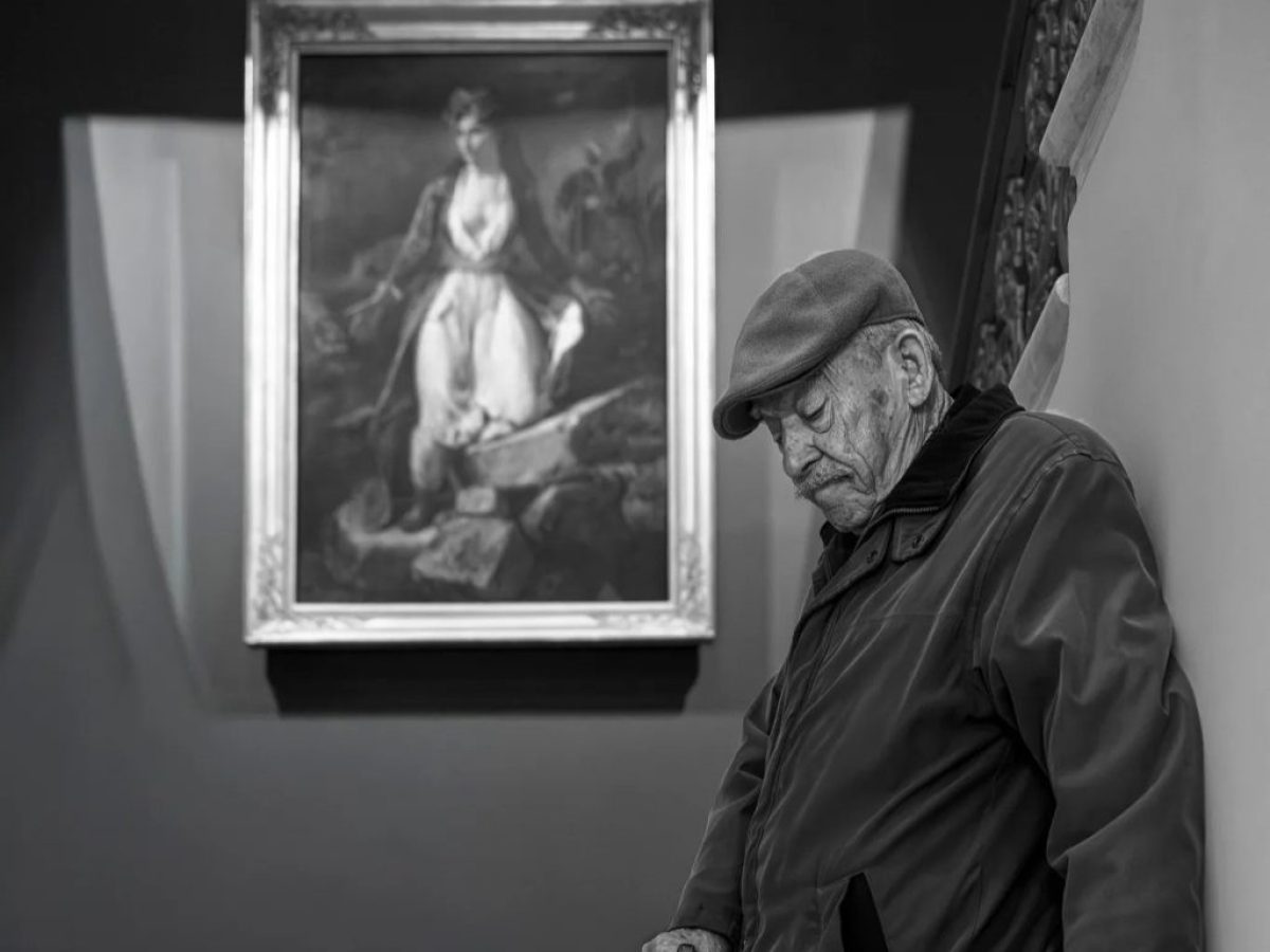 Ο 94χρονος Σπύρος μπροστά στον πίνακα του Ντελακρουά – Μια σιωπηλή στιγμή μνήμης στο Μεσολόγγι