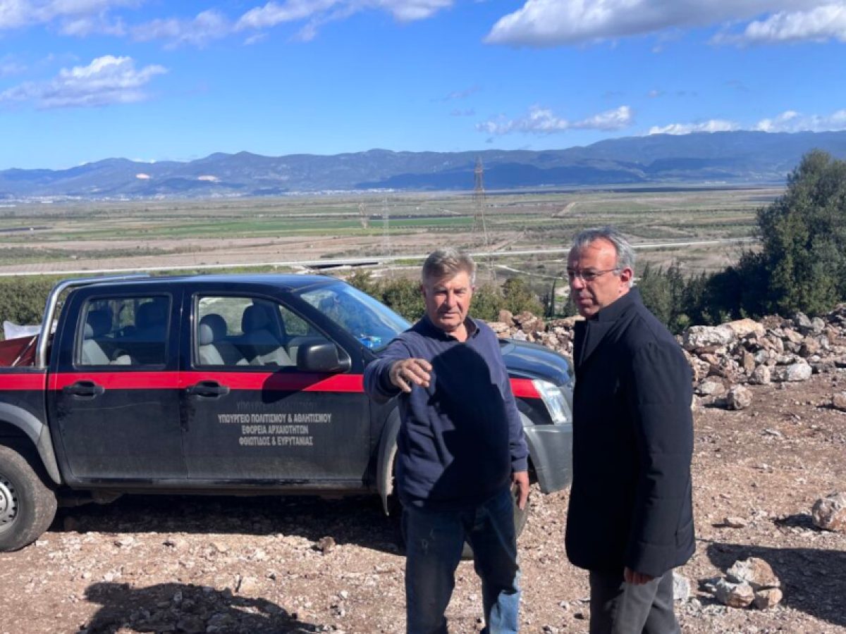 Ο Χρ. Σταϊκούρας στο έργο της αποκατάστασης και στερέωσης του τείχους των Φωκέων