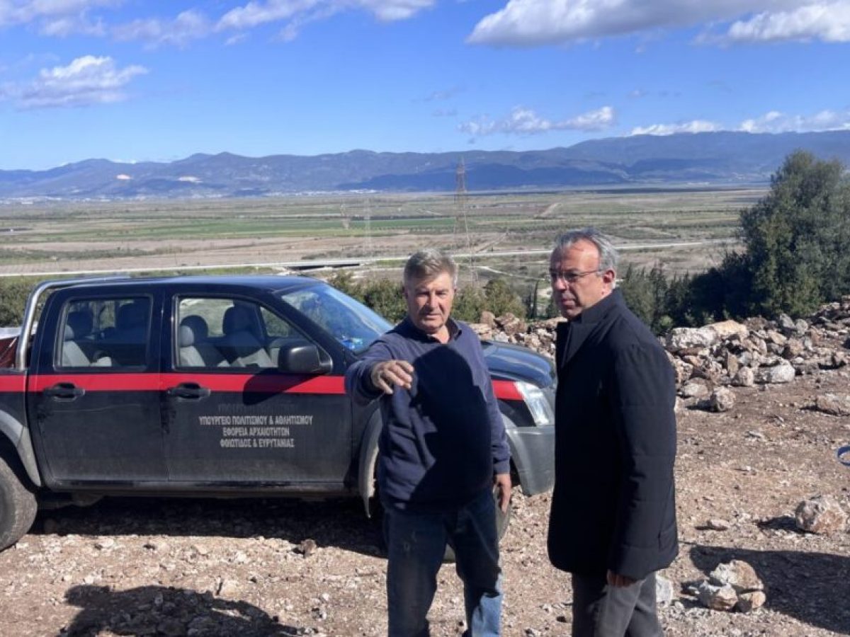 Ο Χρ. Σταϊκούρας στο έργο της αποκατάστασης και στερέωσης του τείχους των Φωκέων