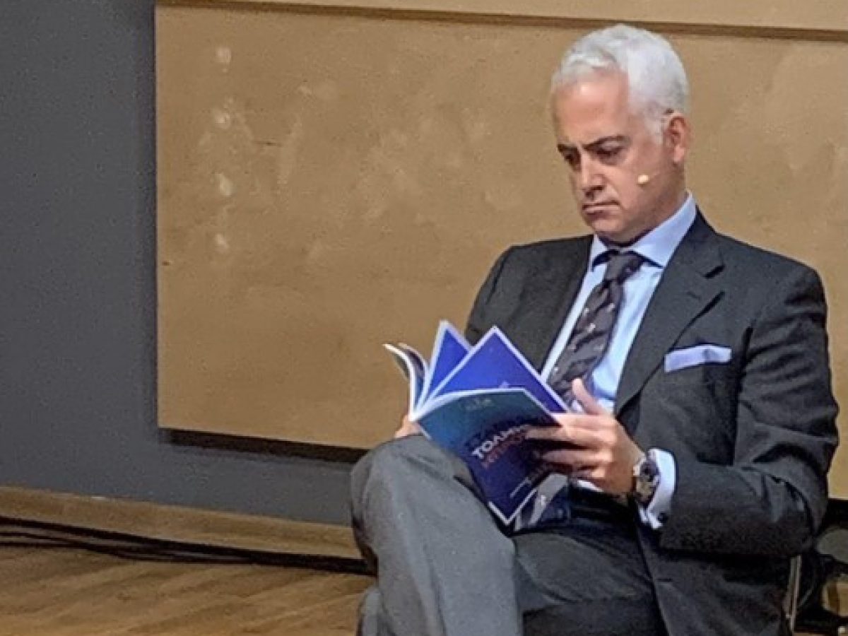 Ο Χρίστος Λιάπης υπογράφει το νέο βιβλίο του ”Επιβλέμματ@ – Ένας φοιτητής Ιατρικής έγραφε”