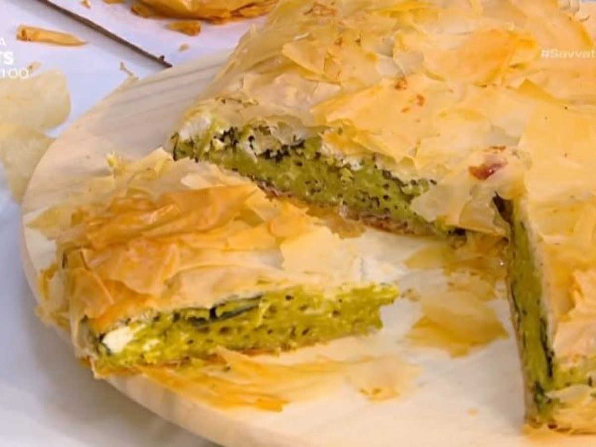 Ο Χρήστος Μοίρας μας μαγειρεύει μακαρονόπιτα με σπανάκι όπως στο Μεσολόγγι