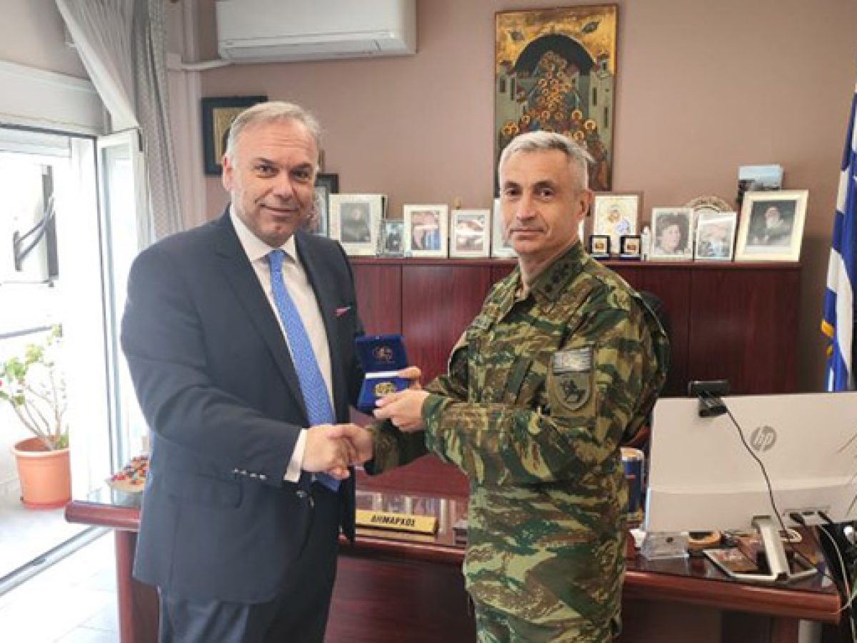 Ο Διοικητής της 20ης Τεθωρακισμένης Μεραρχίας στον Δήμαρχο Θάσου