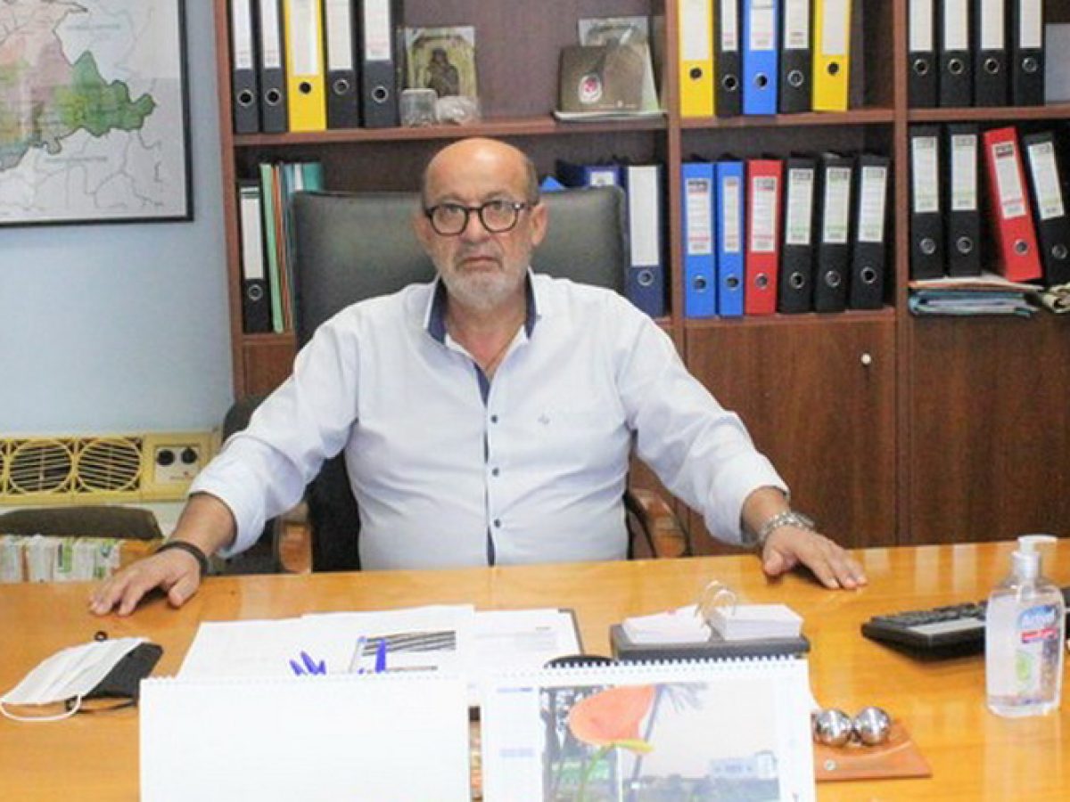 Ο δήμαρχος Φαρκαδόνας ευχαριστεί τον διοικητή της ΣΜΥ