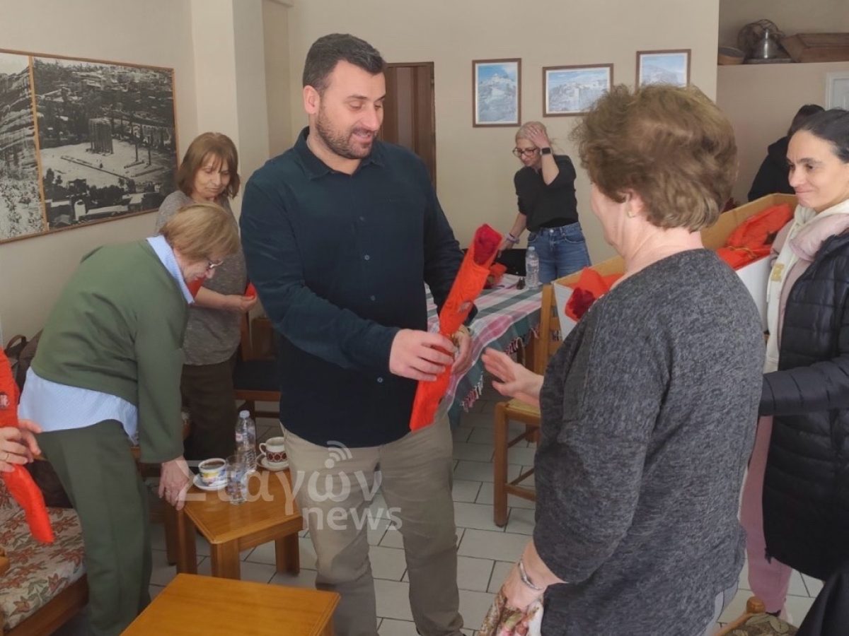 Ο δήμαρχος κ. Αβραμόπουλος μοίρασε τριαντάφυλλα στις γυναίκες στο ΚΑΠΗ Καλαμπάκας