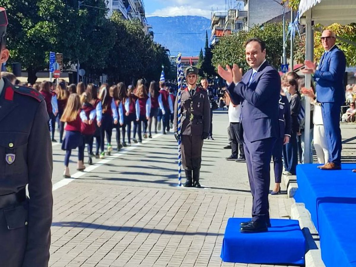 Ο Δημήτρης Παπαστεργίου εκπρόσωπος της κυβέρνησης στη παρέλαση των Τρικάλων για την 25η Μαρτίου