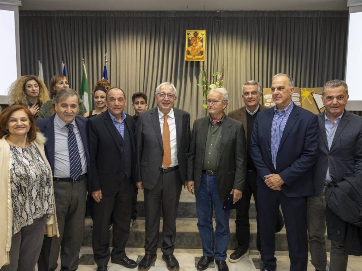&Omicron; &Delta;ή&mu;&omicron;&sigmaf; &Alpha;&mu;&alpha;&rho;&omicron;&upsilon;&sigma;ί&omicron;&upsilon; &alpha;&nu;έ&delta;&epsilon;&iota;&xi;&epsilon; &tau;&eta;&nu; &epsilon;&lambda;&lambda;&eta;&nu;&iota;&kappa;ή &gamma;&lambda;ώ&sigma;&sigma;&alpha; &omega;&sigmaf; &gamma;έ&phi;&upsilon;&rho;&alpha; &pi;&omicron;&lambda;&iota;&tau;&iota;&sigma;&mu;&omicron;ύ &Epsilon;&lambda;&lambda;ά&delta;&alpha;&sigmaf; &kappa;&alpha;&iota; &Iota;&tau;&alpha;&lambda;ί&alpha;&sigmaf;