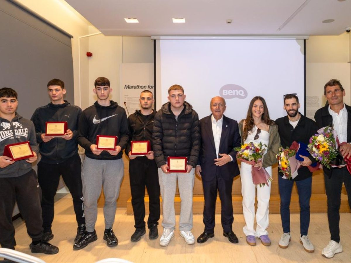 Ο Δήμος Μαραθώνος βράβευσε τους μαθητές που έσωσαν ζευγάρι και τους πρεσβευτές του Μαραθωνίου