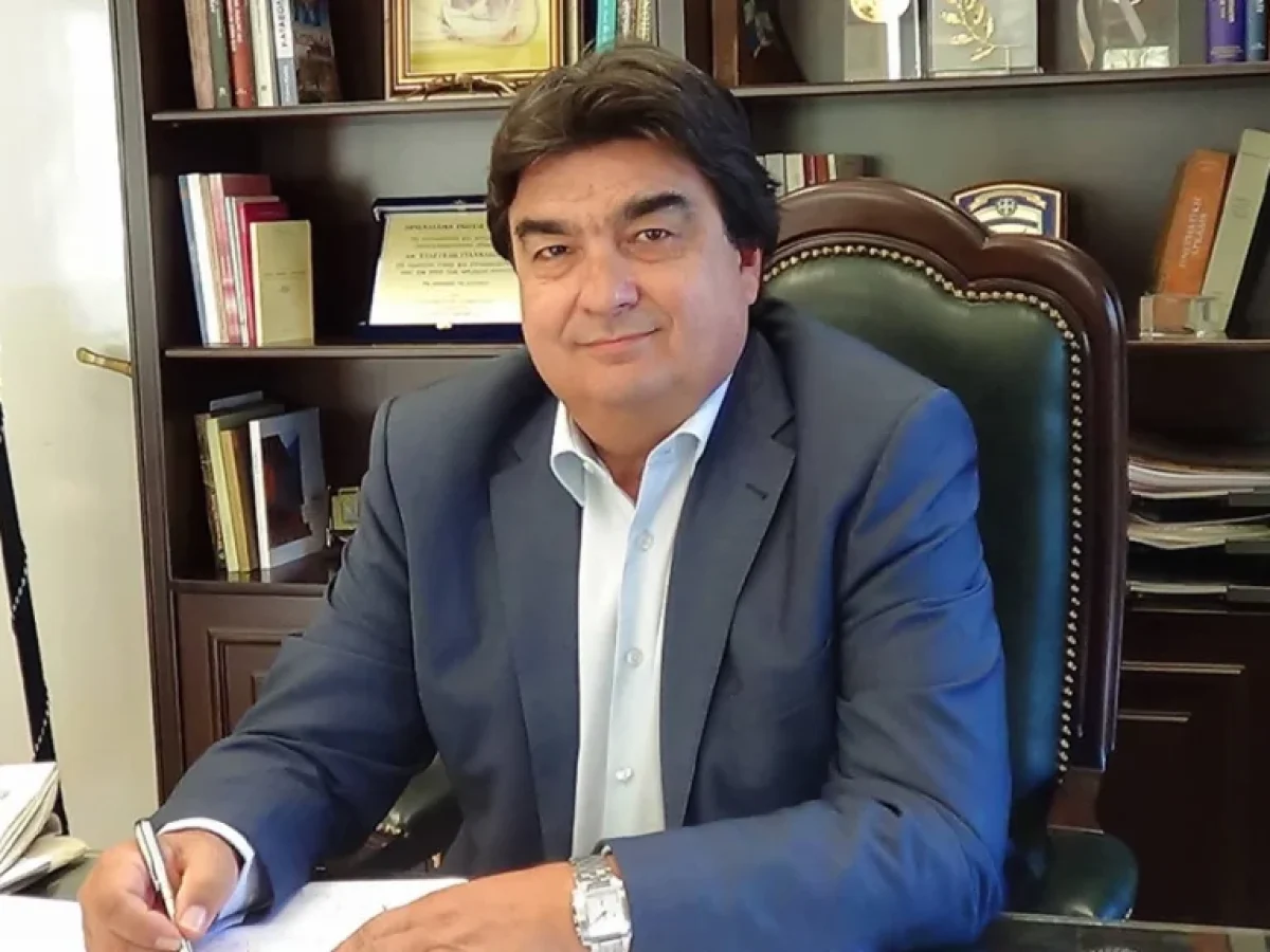 Ο Γιαννακούρας παίρνει την έδρα Κωνσταντινόπουλου αλλά… πρέπει να τον ξαναπάρουν στο ΠΑΣΟΚ γιατί τον έχουν διαγράψει