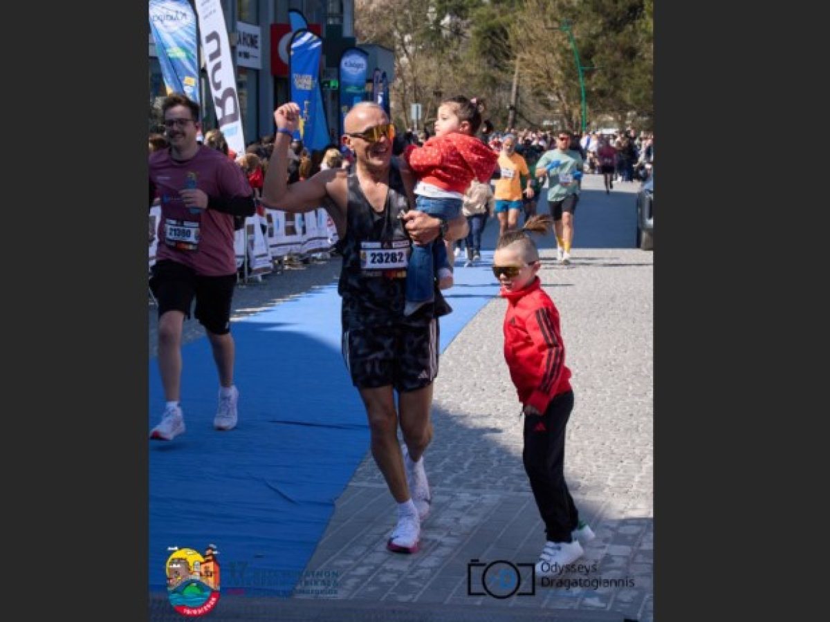 Ο Γιώργος Μάρκος το ξανάκανε. Τερμάτισε με τα παιδιά του στον ημιμαραθώνιο
