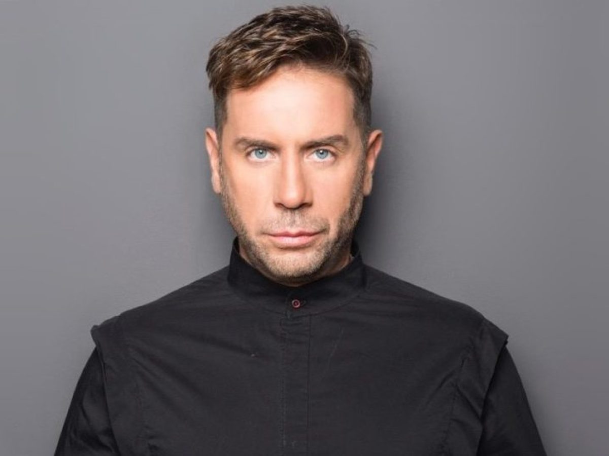 Ο Γιώργος Μαζωνάκης βγήκε με κόκκινα μαλλιά και τραγούδησε στα μπουζούκια, δείτε βίντεο