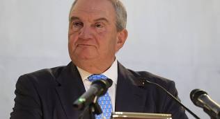o-k.-karamanlis-sto-sinedrio