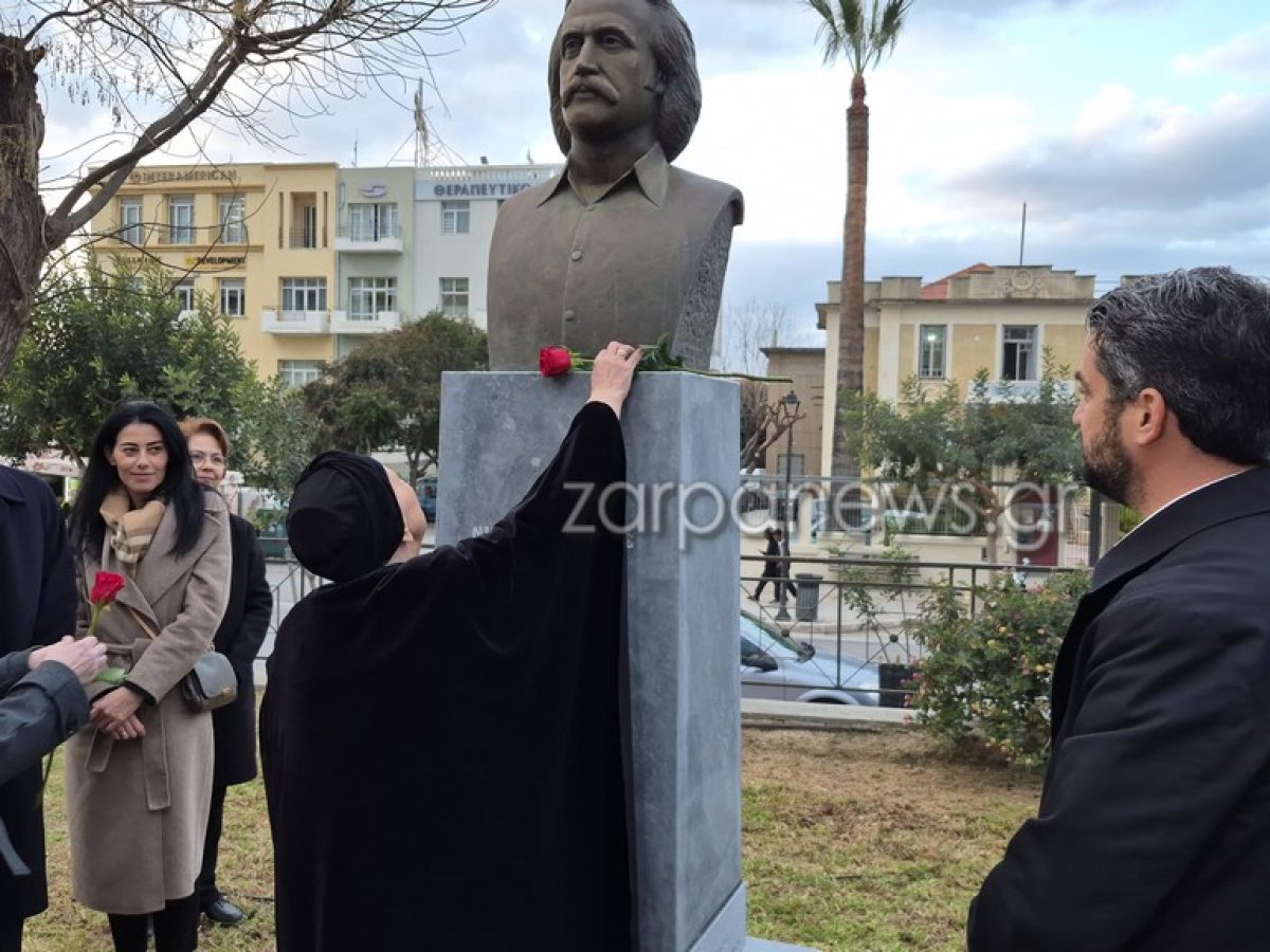 «Ο Νίκος Ξυλούρης αγαπούσε τα Χανιά» – Συγκίνηση στα αποκαλυπτήρια της προτομής του Αρχάγγελού της Κρήτης | Video + Photos