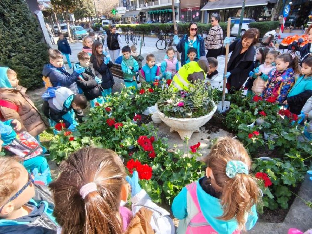 Ομόρφυνε με λουλούδια η πλατεία Αγροτικής Εξέγερσης, με συνεργασία ΣΕΟ – Δ. Τρικκαίων