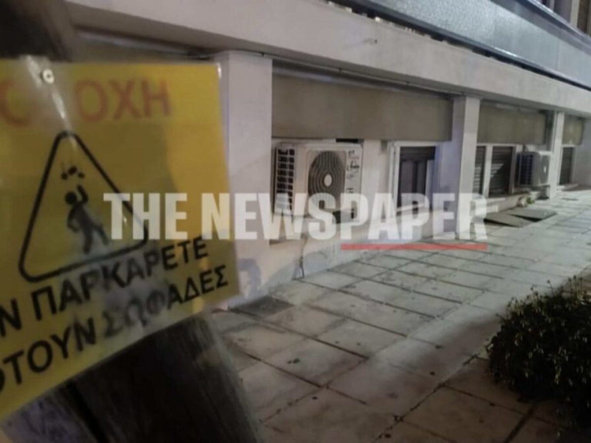 «Παγίδα» για πεζούς στο κέντρο: Πέφτουν σοβάδες σε πολυσύχναστο σημείο της πόλης