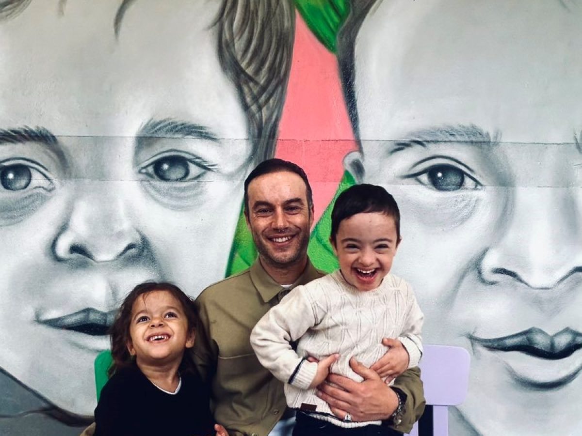 Παγκόσμια Ημέρα Συνδρόμου Down για μια κοινωνία που μας χωράει όλους Μια τοιχογραφία γεμάτη χρώμα και αγάπη στο Ειδικό Νηπιαγωγείο Λυδίας από τον Πάνο Ζήζο