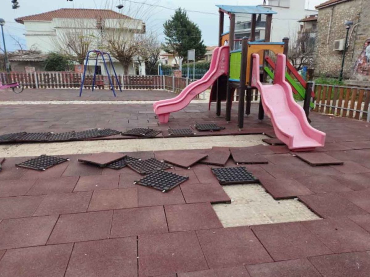 Παναιτώλιο: Άγνωστοι κατέστρεψαν ξανά την παιδική χαρά