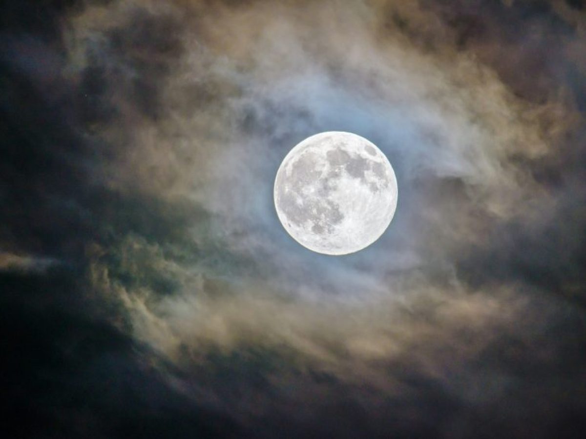 Πανσέληνος Απριλίου 2026: Πότε πέφτει και πώς ονομάζεται