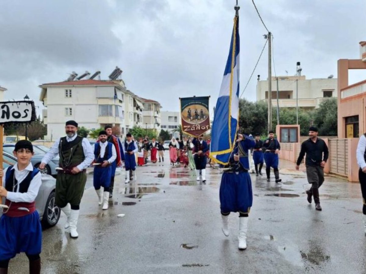 Παρά τη βροχή τίμησαν την επέτειο της 25ης Μαρτίου – Ο χορευτικός όμιλος Ζάλος έκανε παρέλαση στο Κόκκινο Μετόχι