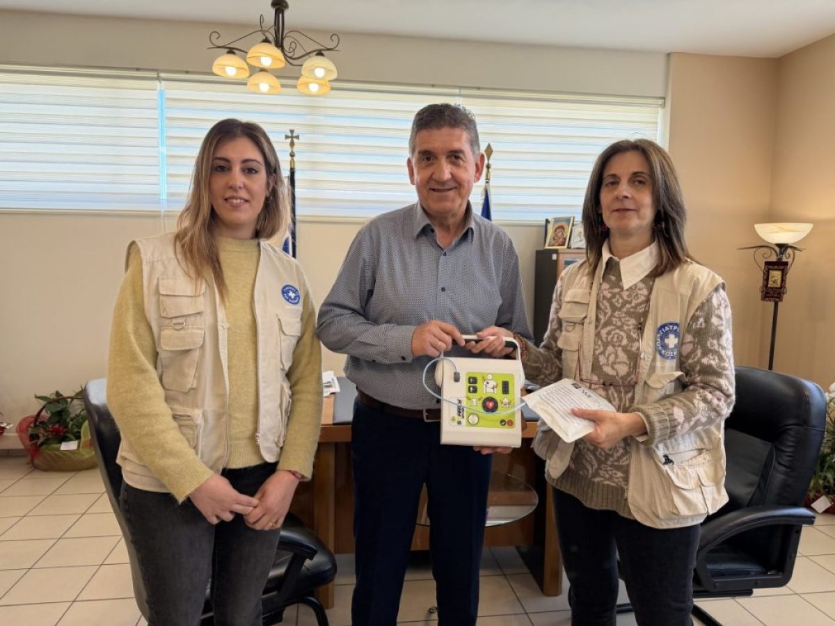 Παράδοση απινιδωτών στον Δήμο Δυτικής Αχαΐας από τους “Γιατρούς Χωρίς Σύνορα”