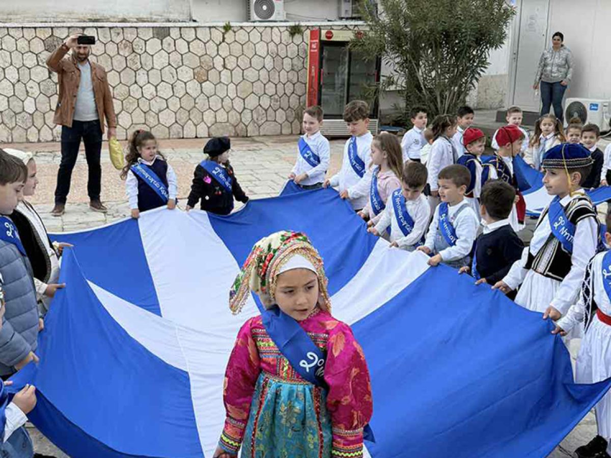 Παρέλαση των νηπιαγωγείων Καστελλορίζου και Καλυθιών για την επέτειο της 25ης Μαρτίου