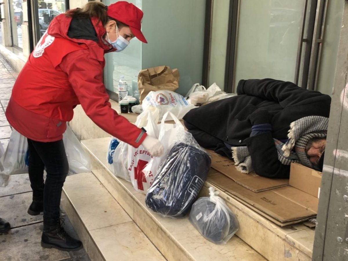 Παρέμβαση στήριξης αστέγων στη Θεσσαλονίκη από τον Ελληνικό Ερυθρό Σταυρό με δράση στο κέντρο της πόλης