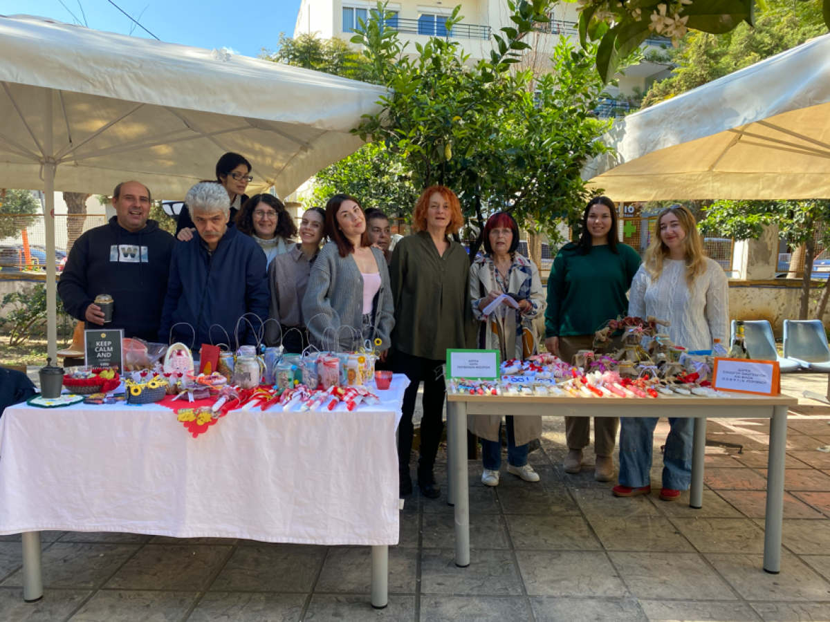 Πασχαλινό παζάρι στον προαύλιο χώρο του Νοσοκομείου Ρεθύμνου από τον Κοι.Σ.Π.Ε. Ρεθύμνου «Αρωδαμός»