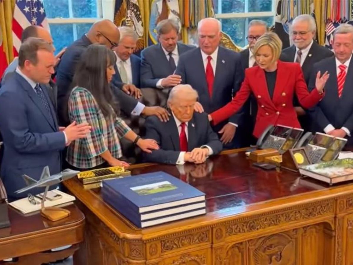 Πάστορες προσεύχονται με τον Τραμπ στο Οβάλ γραφείο για να βρίσκουν στόχο οι βόμβες