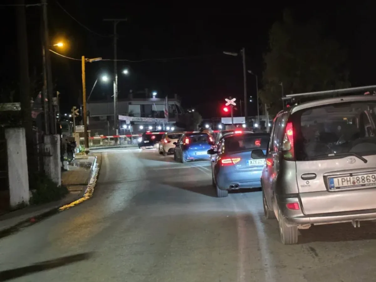 Πάτρα: Μπλοκαρισμένες μπάρες τρένου στην Παραλία – Οδηγοί περνούν με κίνδυνο
