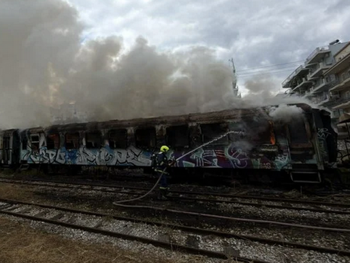 Πάτρα: Φωτιά σε παλιά βαγόνια τρένου στον σταθμό του Αγίου Ανδρέα