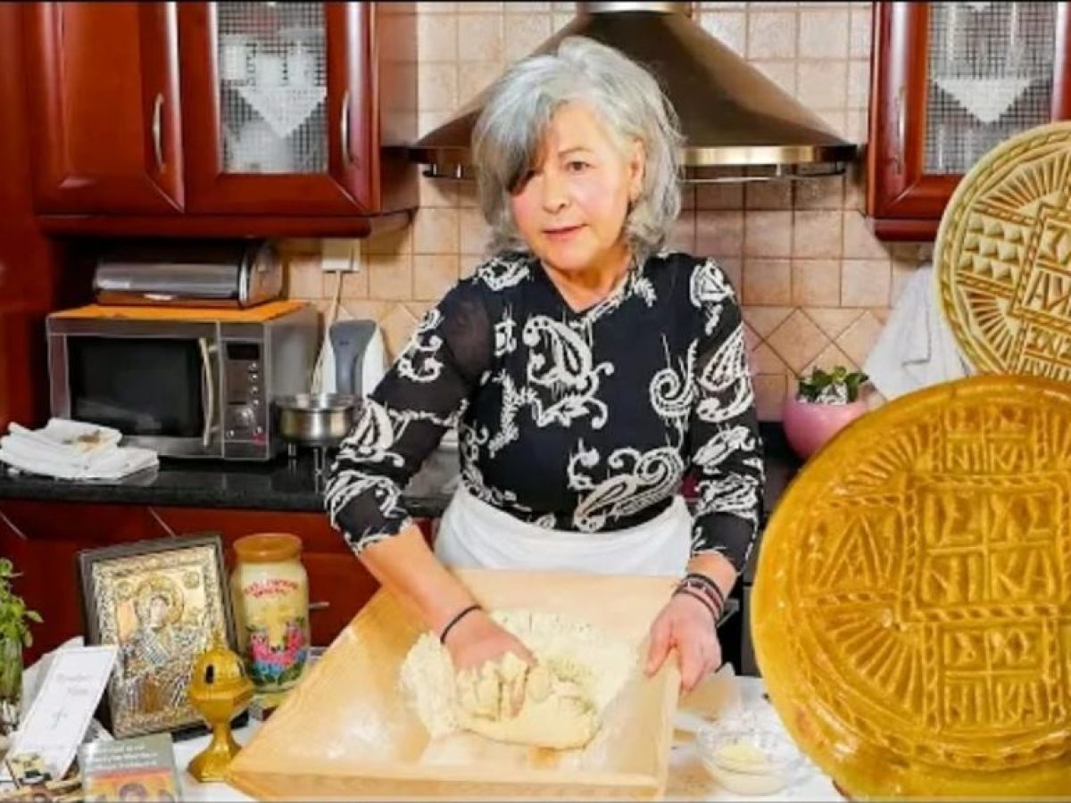 Πάτρα: Η τέχνη του παραδοσιακού προζυμένιου προσφόρου από τα χέρια της κυρίας Αδαμαντίας