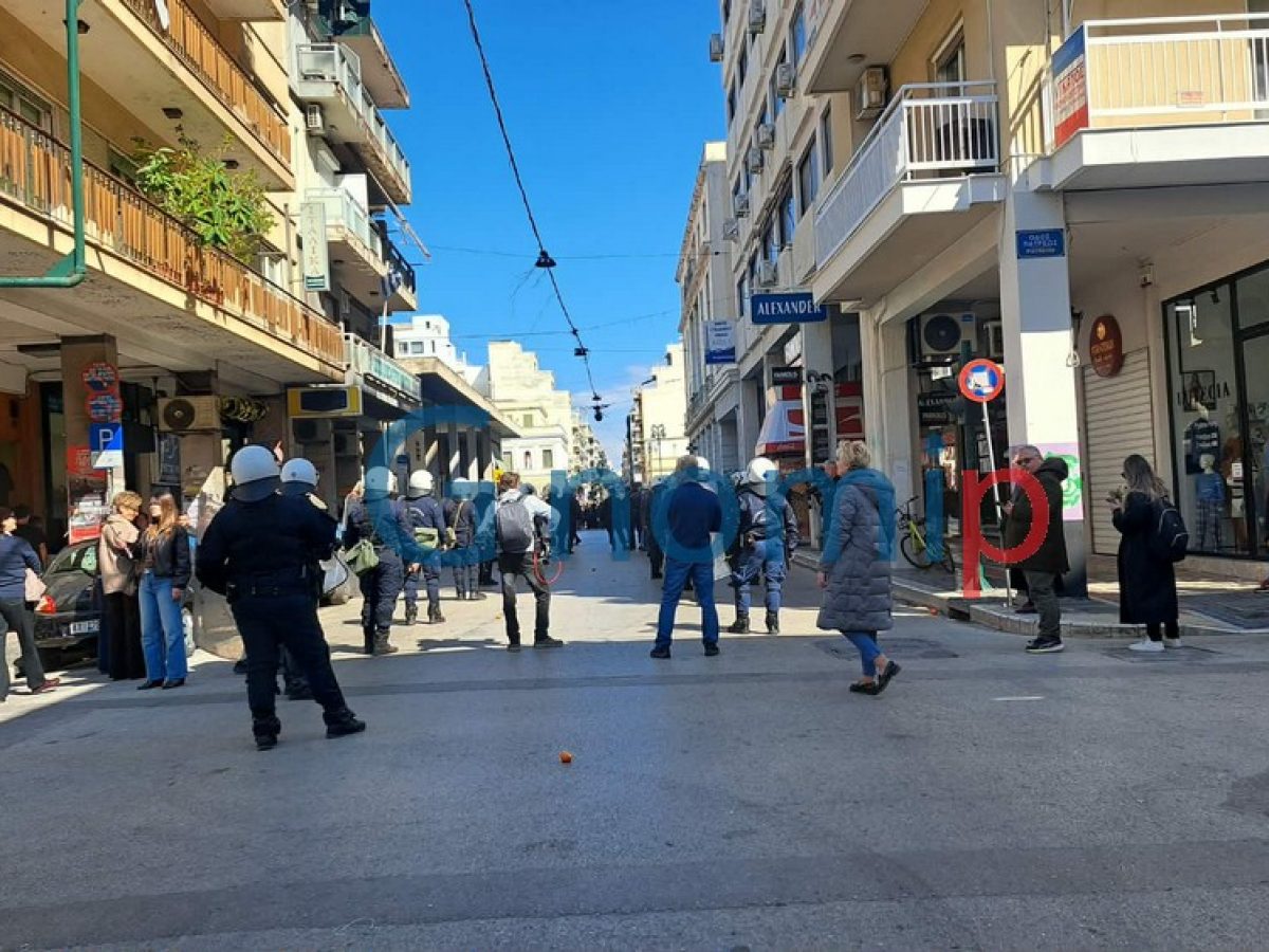 Πάτρα: Μικροένταση στην πορεία για τα Τέμπη-ΔΕΙΤΕ ΦΩΤΟ