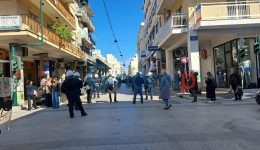 patra-mikroentasi-stin-poria-gia