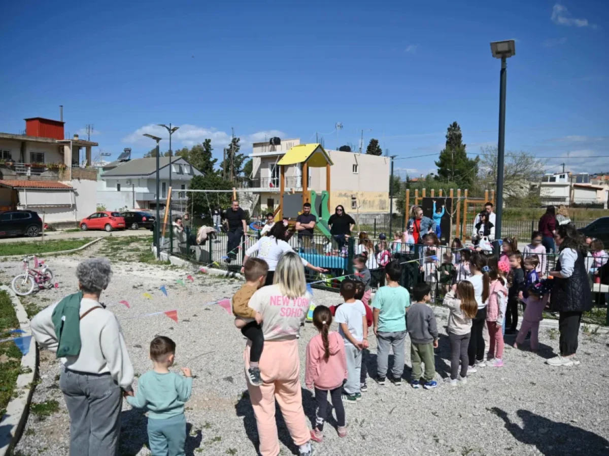 Πάτρα: Παραδόθηκε στα παιδιά της Περιβόλας η νέα παιδική χαρά στην πλατεία Μενεξέδων ΦΩΤΟ