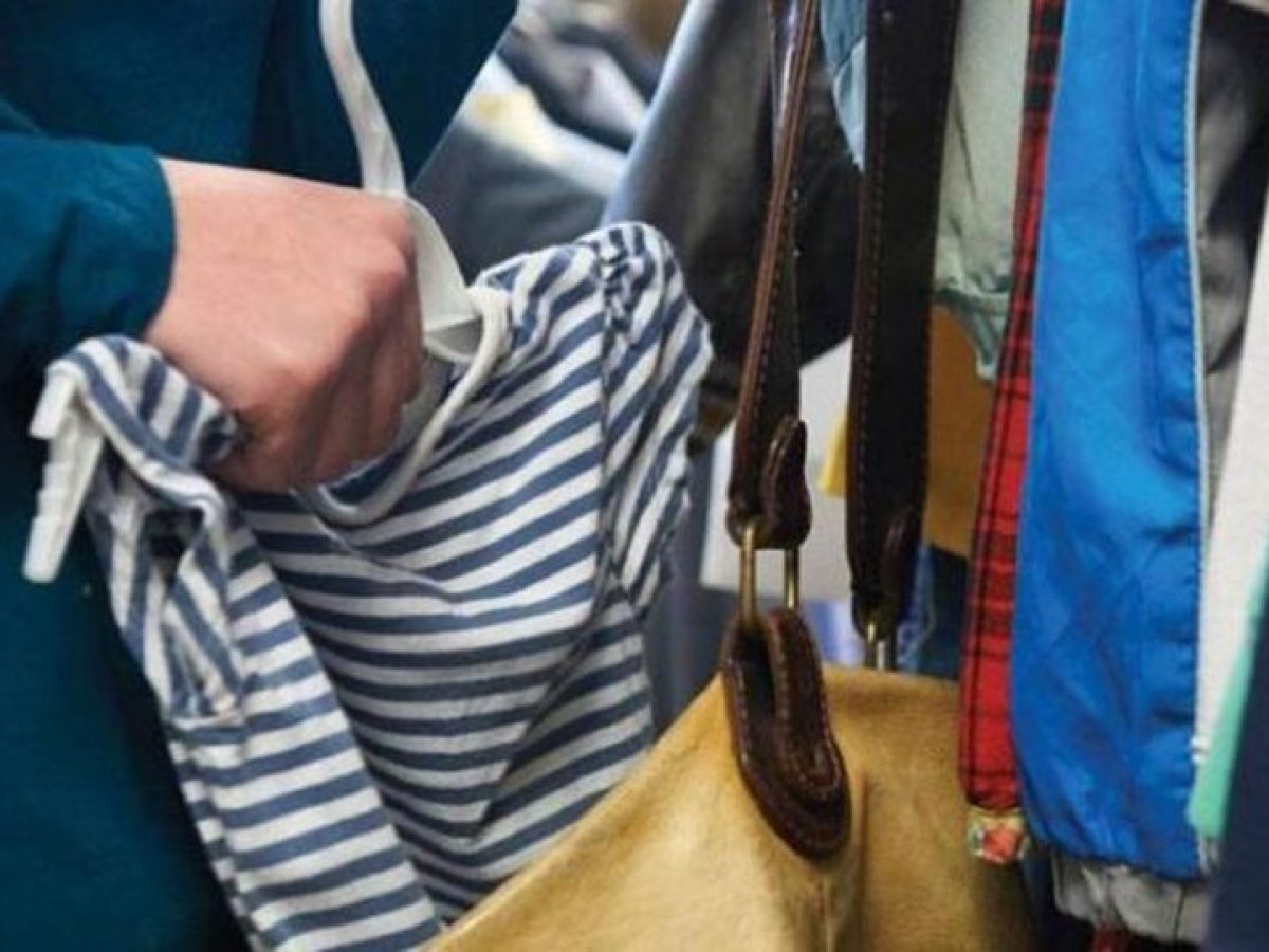 Πάτρα: Αφαίρεσε ενδύματα από κατάστημα