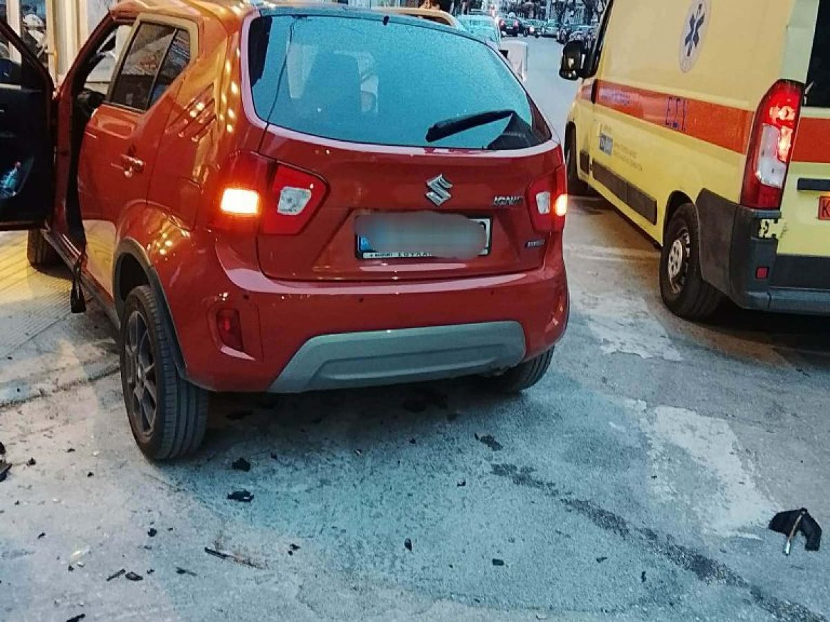 Πατρα: Από θαύμα χωρίς θύματα: Αυτοκίνητο καρφώθηκε σε σούπερ μάρκετ