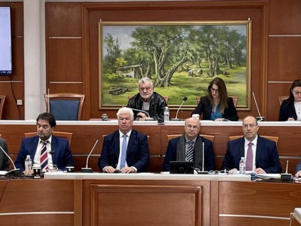 «Περιφέρεια Ιονίων Νήσων ή Συνομοσπονδία της Κέρκυρας;»