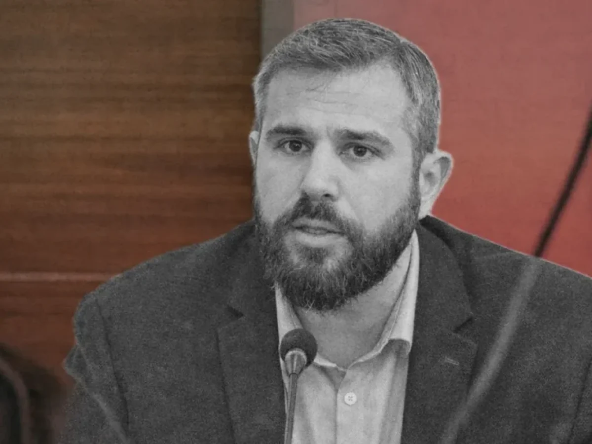 Πετρούπολη: Το μεταλλικό «έκτρωμα» και τα «ένοχα» εντάλματα της Διοίκησης Σίμου