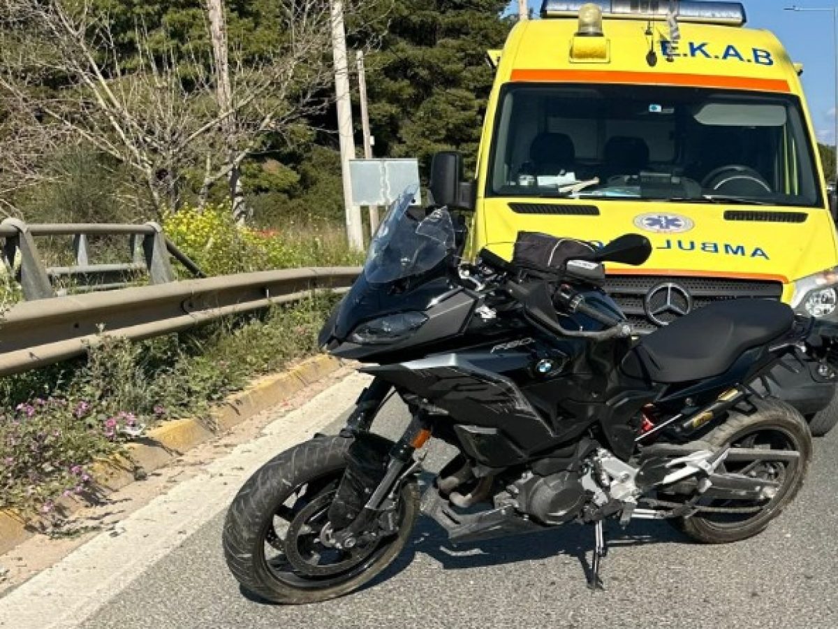 Πικέρμι: Μηχανή συγκρούστηκε με αυτοκίνητο στη Λ. Μαραθώνος – Δύο τραυματίες (φωτό)